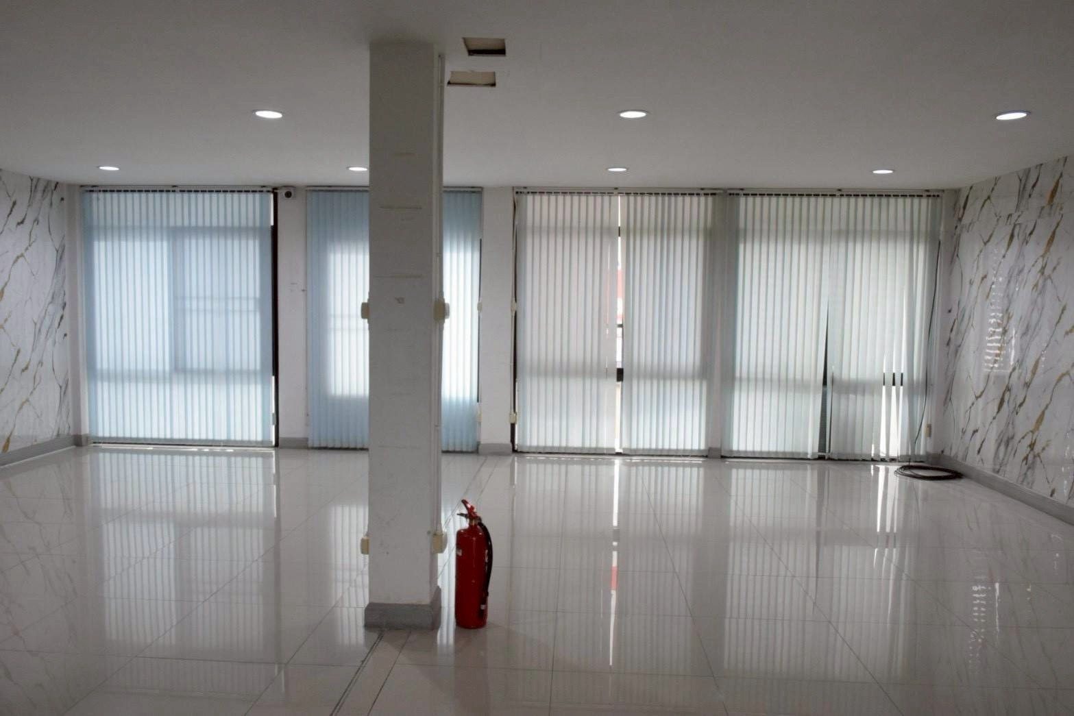 ห้องโถงสว่าง เพดานสูง — commercial building Chai Sathan, Saraphi Chiang Mai