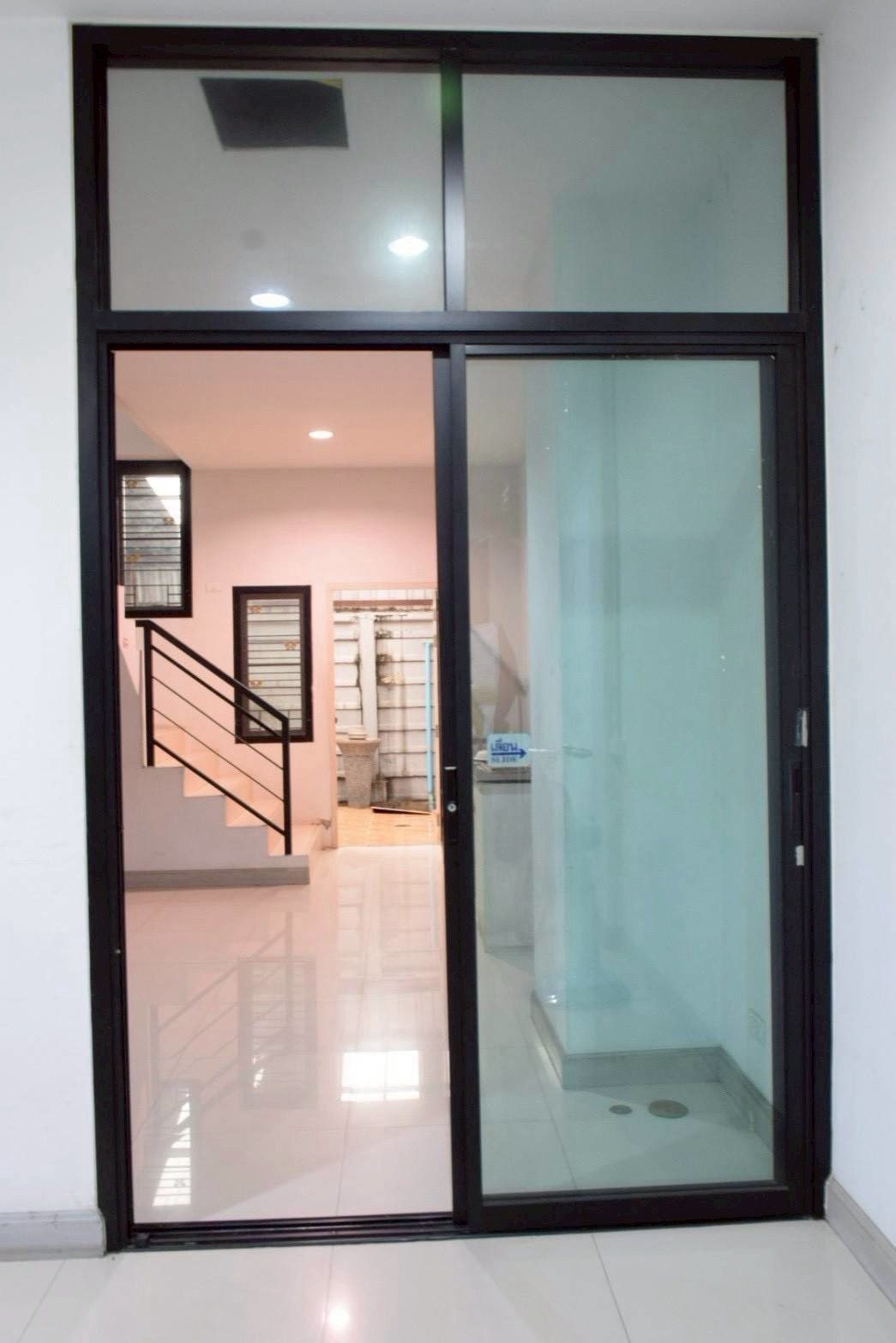 ประตูกระจกทางเข้า — commercial building Chai Sathan, Saraphi Chiang Mai