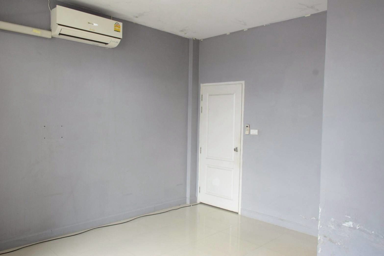 ห้องชั้นบน ติดแอร์ — commercial building Chai Sathan, Saraphi Chiang Mai