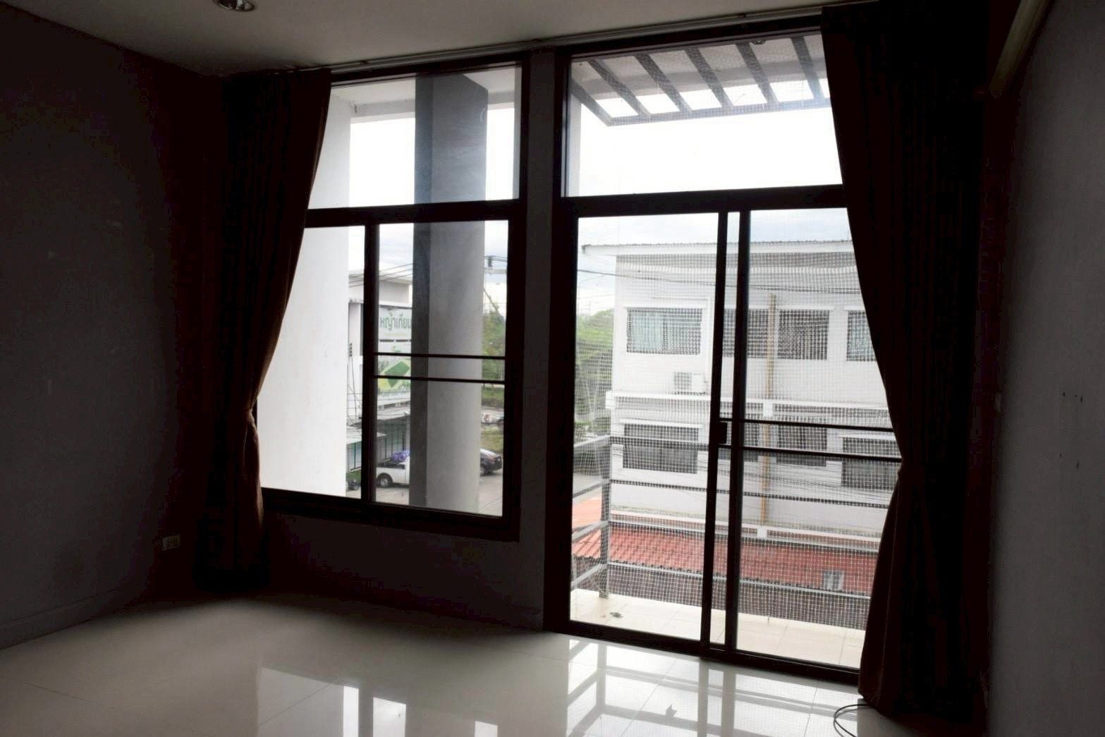 ห้องพร้อมหน้าต่าง — commercial building Chai Sathan, Saraphi Chiang Mai