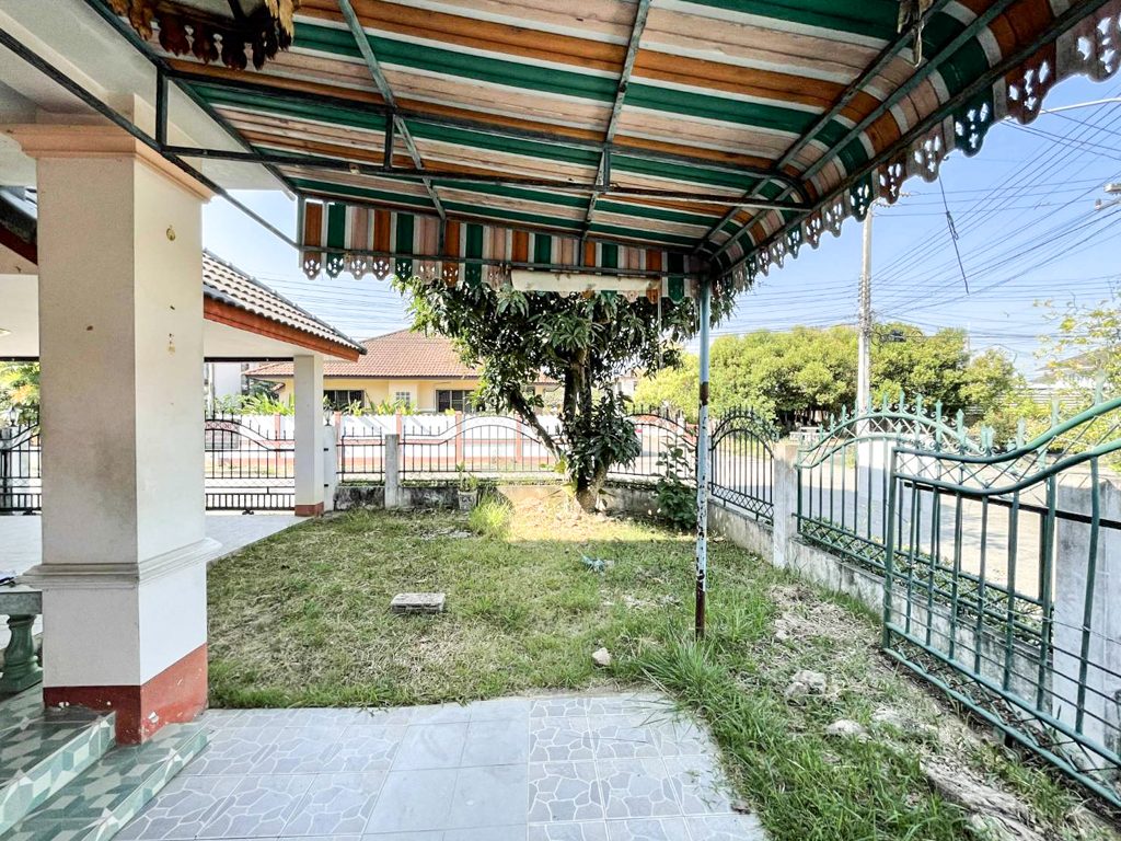 สวนหน้าบ้านและที่จอดรถ บ้านเดี่ยวสันทราย