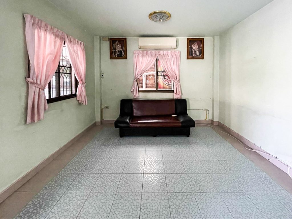 ห้องนั่งเล่นชั้นล่าง บ้านสันทราย