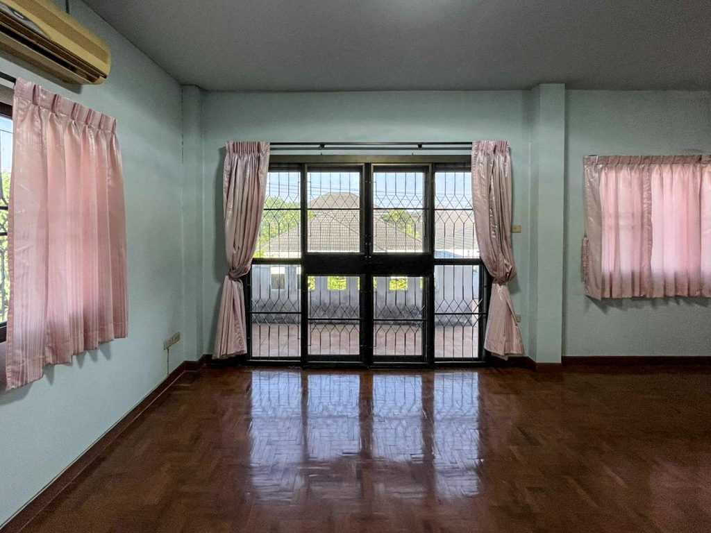 ห้องนอนพร้อมประตูระเบียง